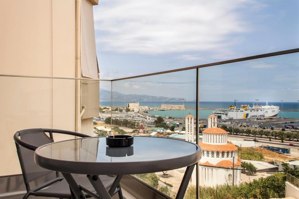 Ferienwohnung Minimal Loft Art With Sea View Over Heraklion Harbour Exterior foto